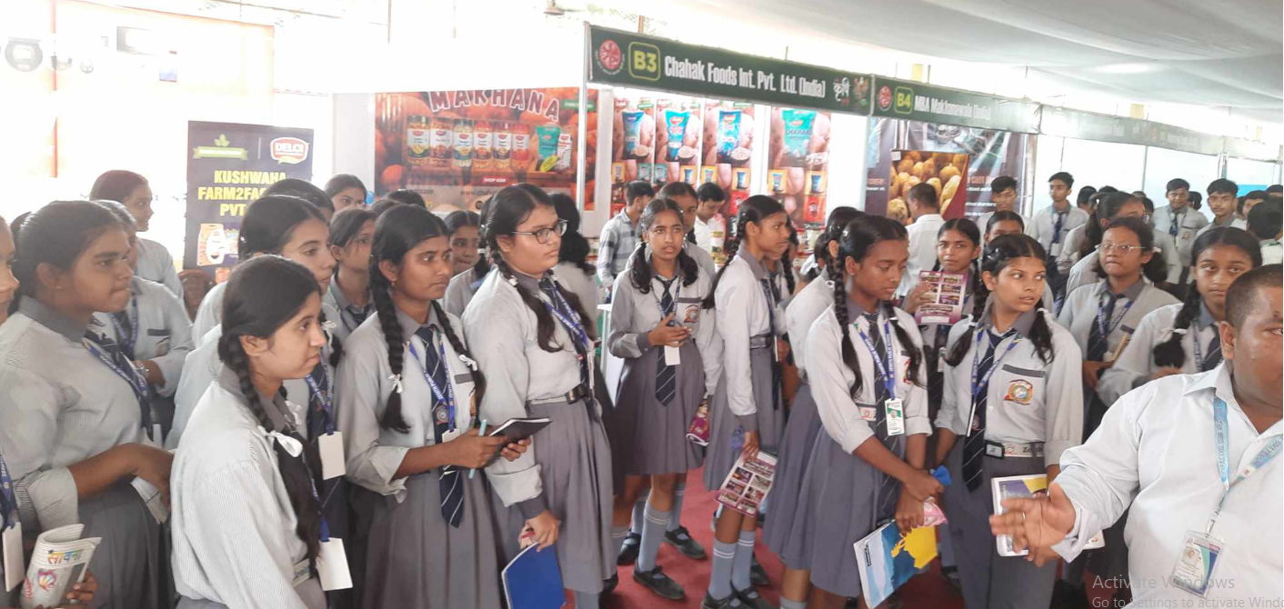 कृषि विद्यार्थी र भारतीय पाहुनाद्वारा कृषि एक्स्पो अवलोकन